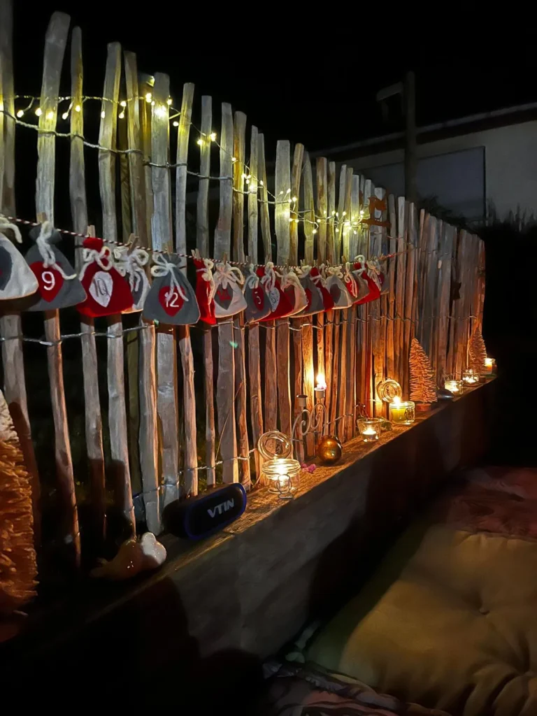 Adventskalender am Zaun